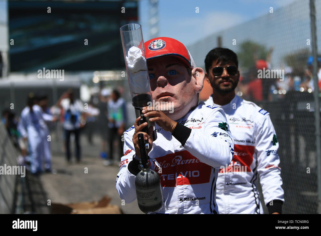 8 giugno 2019, il circuito Gilles Villeneuve di Montreal, Quebec, Canada; Formula 1 Gran Premio del Canada, sessioni di qualifica; Kimi Raikkonen bobble germogli di testa tshirt nella folla Foto Stock