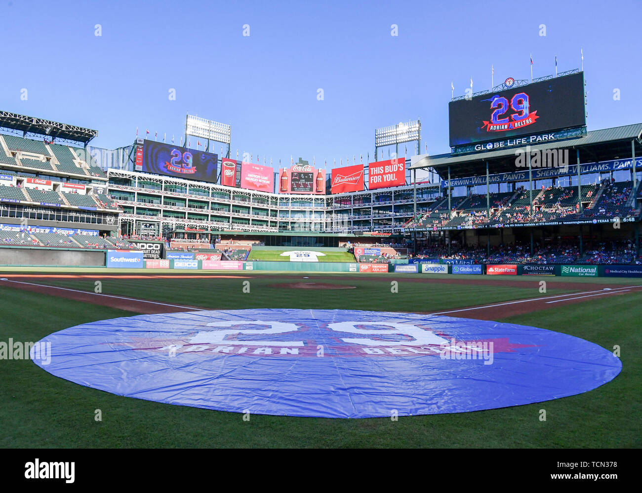 Giugno 08, 2019: Globe Life Park Campo è decorato per il numero cerimonia di pensionamento per gli ex Texas Rangers terzo baseman Adrian Beltre Texas Rangers a Globe Life Park in Arlington, TX Albert Pena/CSM Foto Stock
