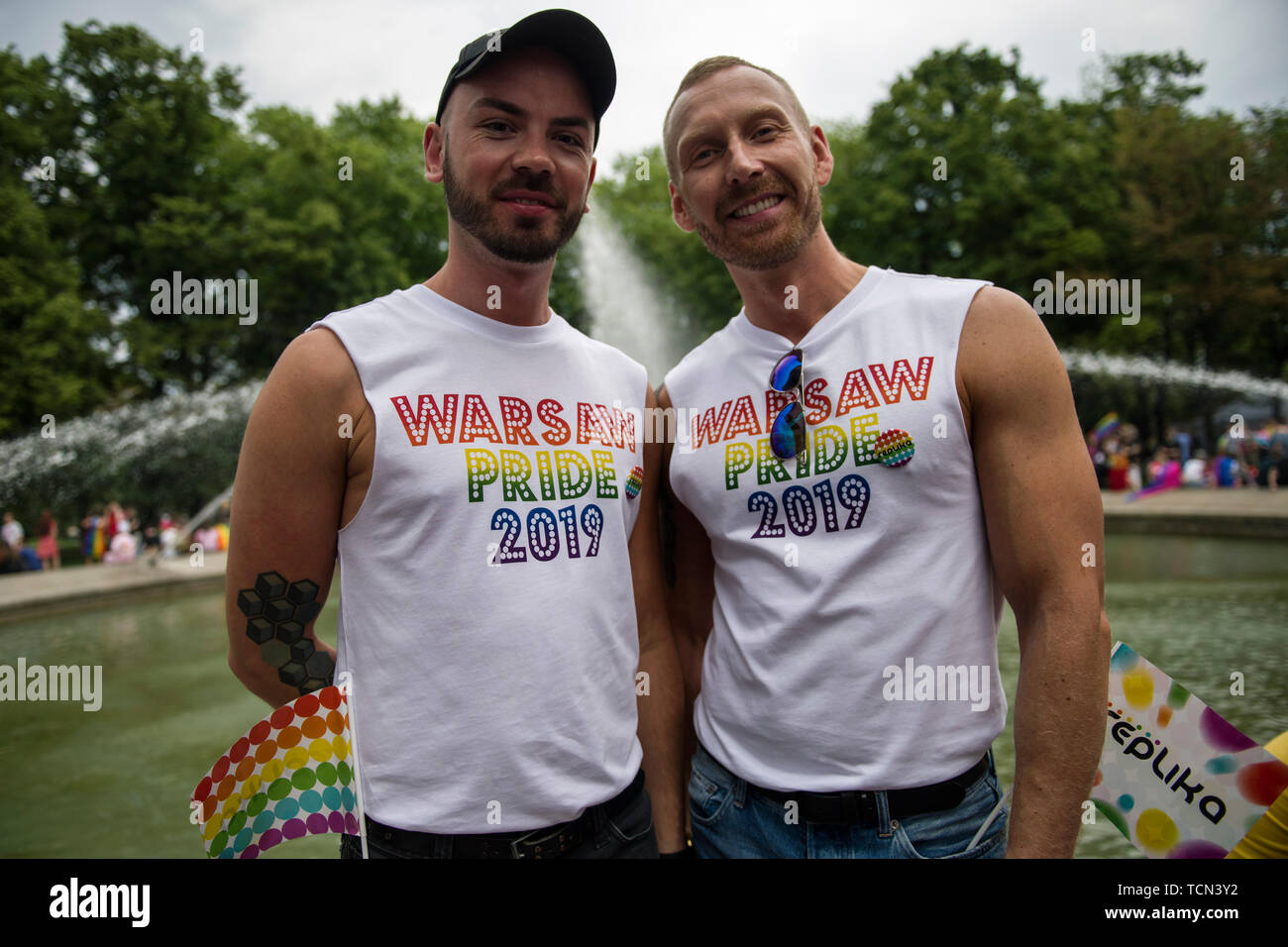 Varsavia, Polonia. Il giorno 08 Giugno, 2019. Due gay uomo pongono in 'Varsavia orgoglio' t-shirts durante la parità di marzo. La parità marzo anche chiamato Varsavia Pride Parade, ha portato migliaia di persone per le strade di Varsavia, nel momento in cui i diritti dei gay il movimento in Polonia è sotto assedio da parte di odio e di una campagna governativa che illustra come una minaccia per le famiglie e per la società. Credito: SOPA Immagini limitata/Alamy Live News Foto Stock