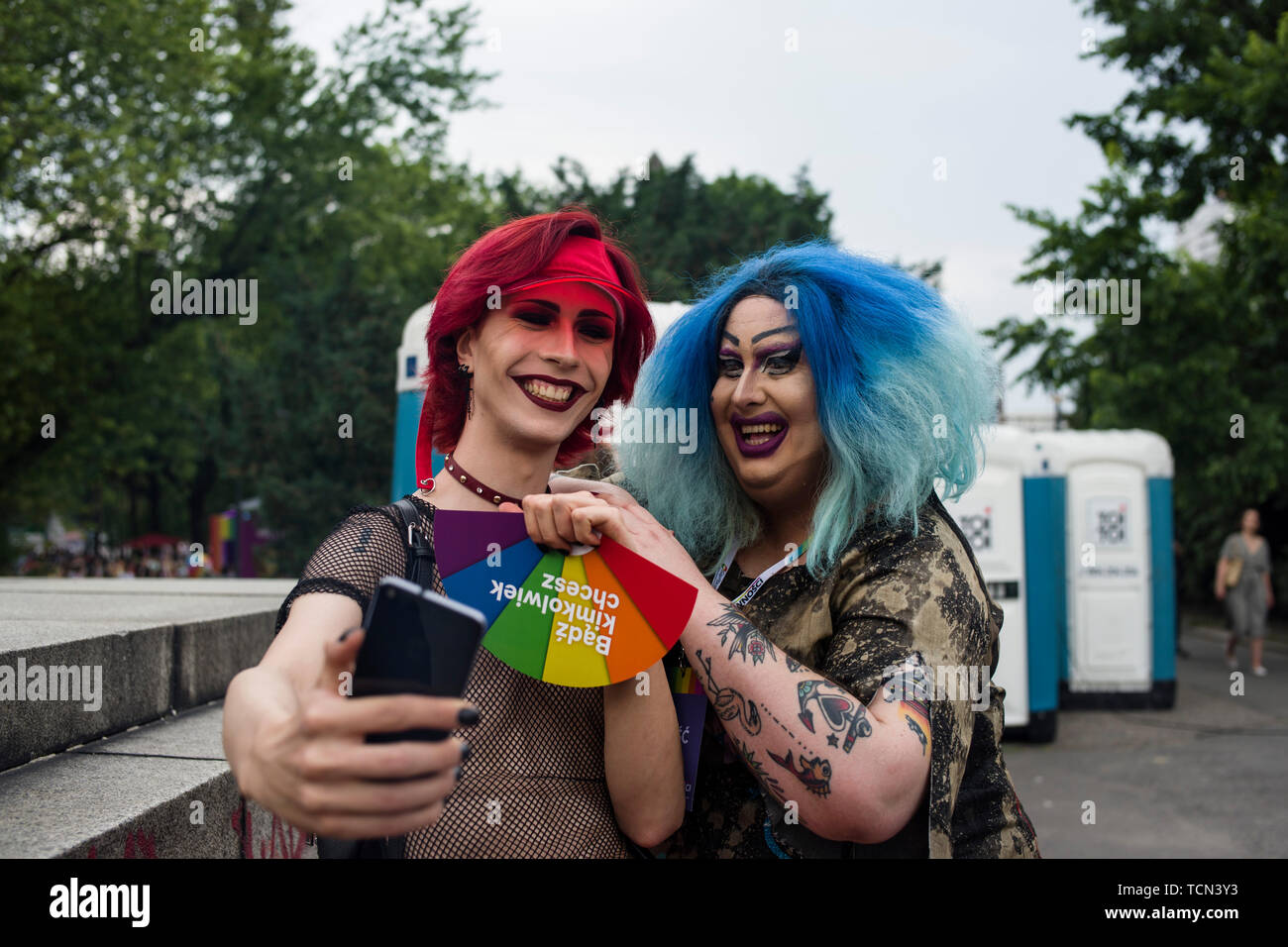 Varsavia, Polonia. Il giorno 08 Giugno, 2019. Due trascinare regine prendere selfies durante l'orgoglio di Varsavia. La parità marzo anche chiamato Varsavia Pride Parade, ha portato migliaia di persone per le strade di Varsavia, nel momento in cui i diritti dei gay il movimento in Polonia è sotto assedio da parte di odio e di una campagna governativa che illustra come una minaccia per le famiglie e per la società. Credito: SOPA Immagini limitata/Alamy Live News Foto Stock