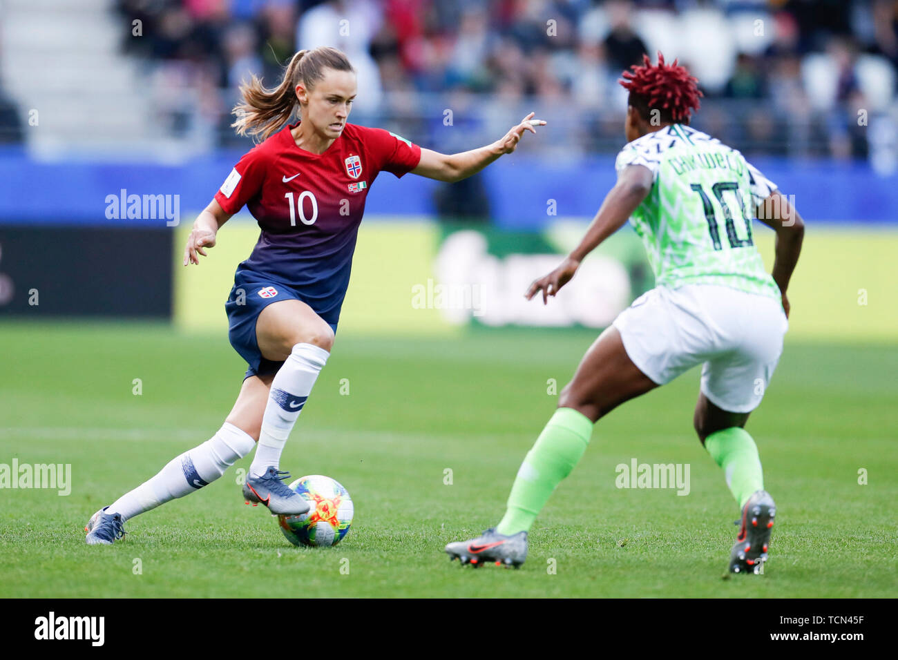 Reims, Francia. 8 Giugno, 2019. Caroline Graham Hansen (L) della Norvegia controlla il pallone durante un gruppo una corrispondenza tra la Norvegia e la Nigeria al 2019 FIFA Coppa del Mondo Femminile a Reims, Francia, giugno 8, 2019. Credito: Zheng Huansong/Xinhua/Alamy Live News Foto Stock