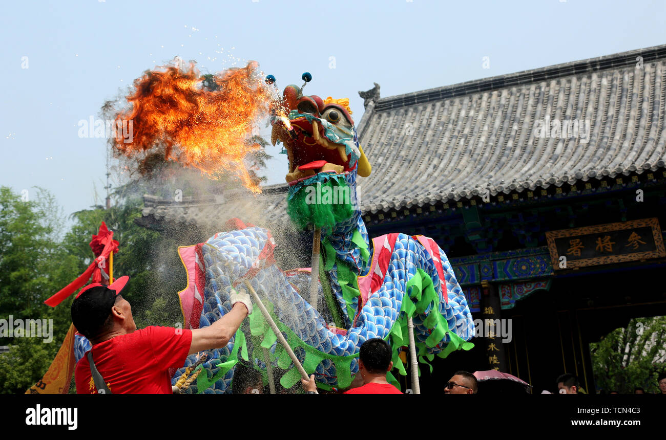 Pechino, Cina Shandong. 8 Giugno, 2019. Artisti Folk presente un patrimonio culturale immateriale prestazioni in Zaozhuang, est della Cina di Provincia di Shandong, Giugno 8, 2019. Credito: Sun Zhongzhe/Xinhua/Alamy Live News Foto Stock