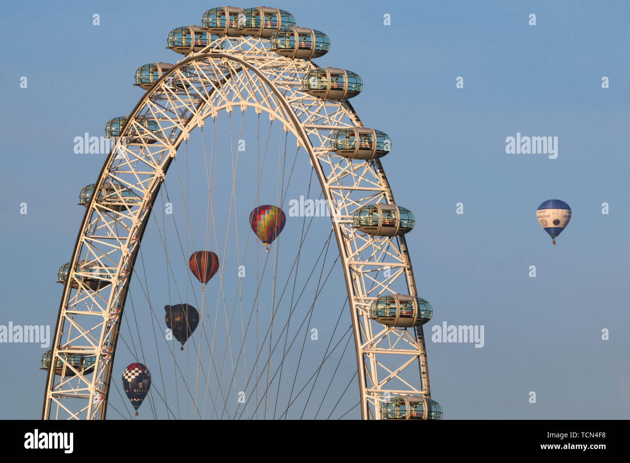 Londra, Regno Unito. Il 9 giugno, 2019. I palloni ad aria calda galleggiante passato il London Eye. 46 i palloni ad aria calda hanno riempito il cielo sopra di Londra di questa mattina come parte dell'annuale Sindaco di Londra la Mongolfiera regata. I palloncini hanno preso il via dal parco di Battersea poco dopo l'alba e sbarcati in posizioni intorno a est di Londra ed Essex. Credito: Rob Powell/Alamy Live News Foto Stock