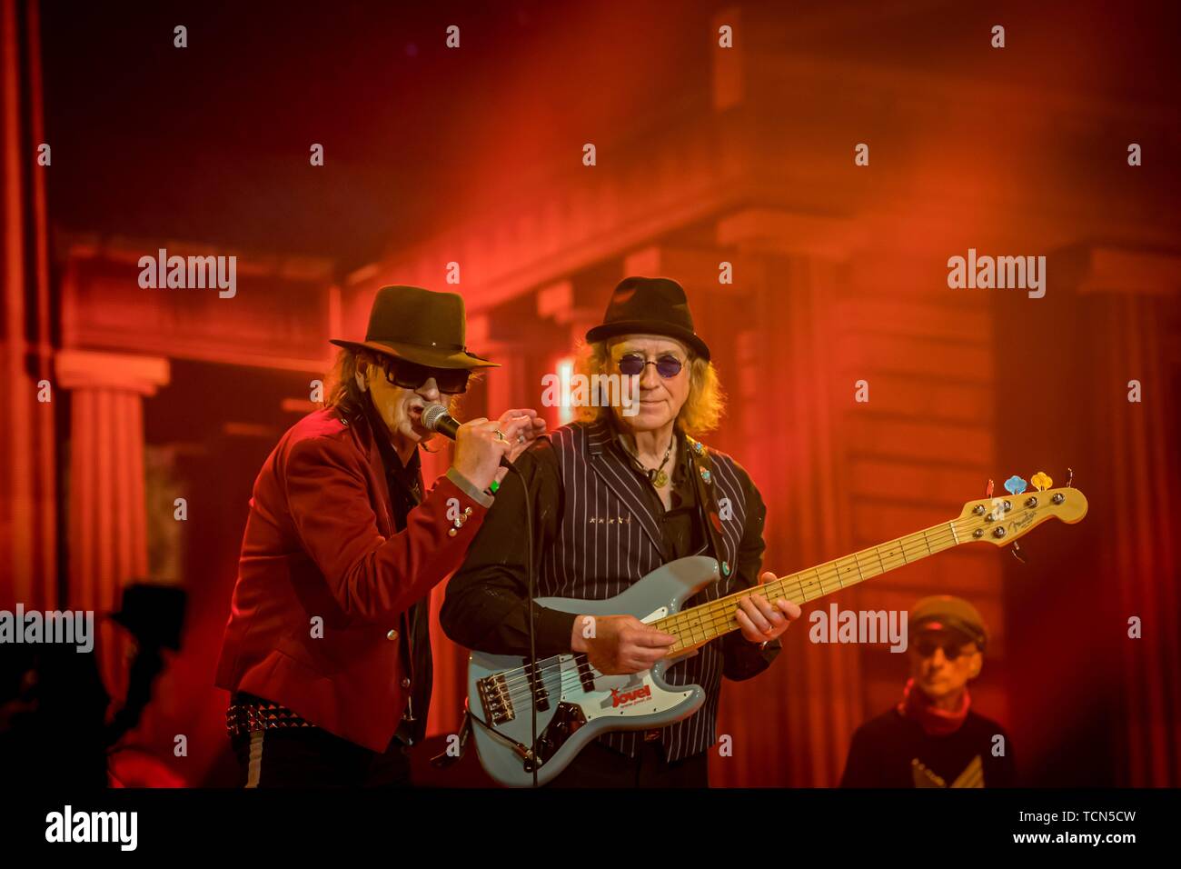 07.06.2019, Udo Lindenberg, il culto tedesco cantante, musicista, compositore, panico rocker, scrittore e pittore insieme con il suo bassista Steffi Stephan sul suo LIVE 2019 tour in con lo Mercedes-Benz-Arena di Berlino. | Utilizzo di tutto il mondo Foto Stock