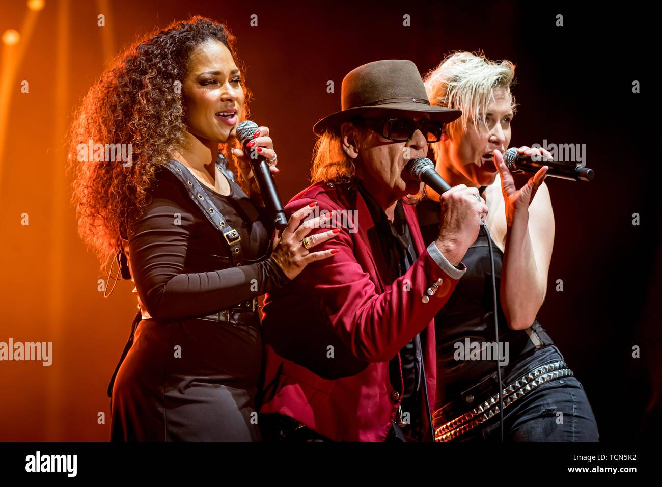 07.06.2019, Udo Lindenberg, culto tedesco cantante, musicista, compositore, panico rocker, scrittore e pittore sul suo LIVE 2019 tour con i cantanti Ina Bredehorn Nathalie Dorra (l) e Ina Bredehorn (l) in con lo Mercedes-Benz-Arena di Berlino , | Utilizzo di tutto il mondo Foto Stock