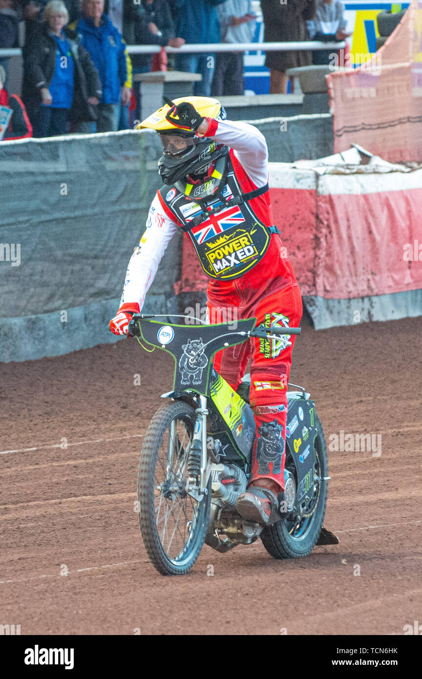 Glasgow, Scotland, Regno Unito. Il giorno 08 Giugno, 2019. Craig Cook celebra la vittoria salutando la folla durante il FIM Speedway Grand Prix World Championship - turno di qualificazione 1 la Peugeot a Ashfield Stadium, Glasgow sabato 8 giugno 2019. (Credit: Ian Charles | MI News) Credito: MI News & Sport /Alamy Live News Foto Stock