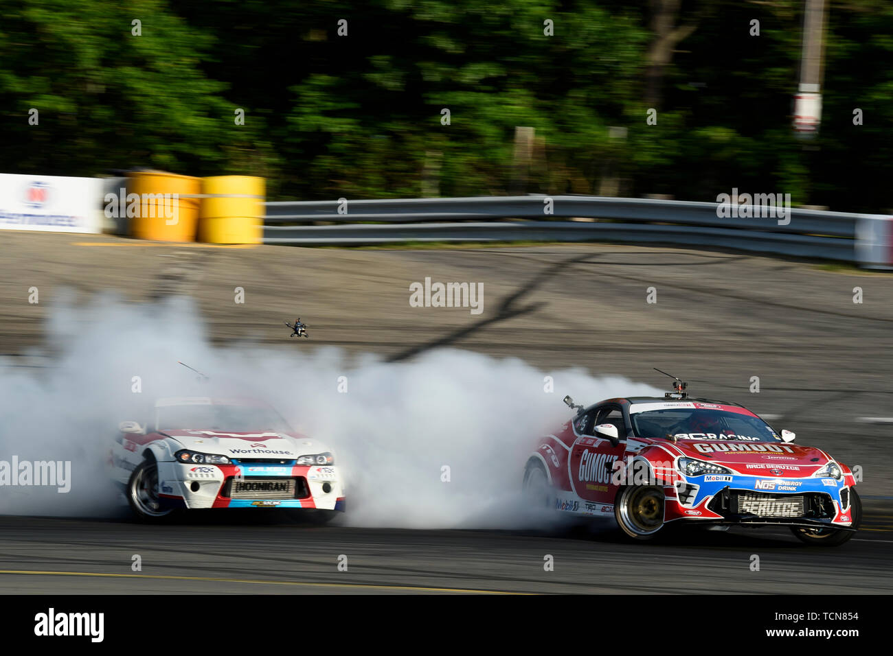 Parete Township, New Jersey, USA. Il giorno 08 Giugno, 2019. Ryan Tuerck con la sua Toyota Gumout, Nitto pneumatici 86 è il lead auto contro James Deane nella sua 2002 Nissan Silvia S15 durante il Round 4: Anticipo Ricambi Auto sfida presentata dalla magia nera del 2019 Formula DRIFT Black Magic PRO campionato in corrispondenza della parete Speedway nella parete Township, New Jersey . Credito: csm/Alamy Live News Foto Stock