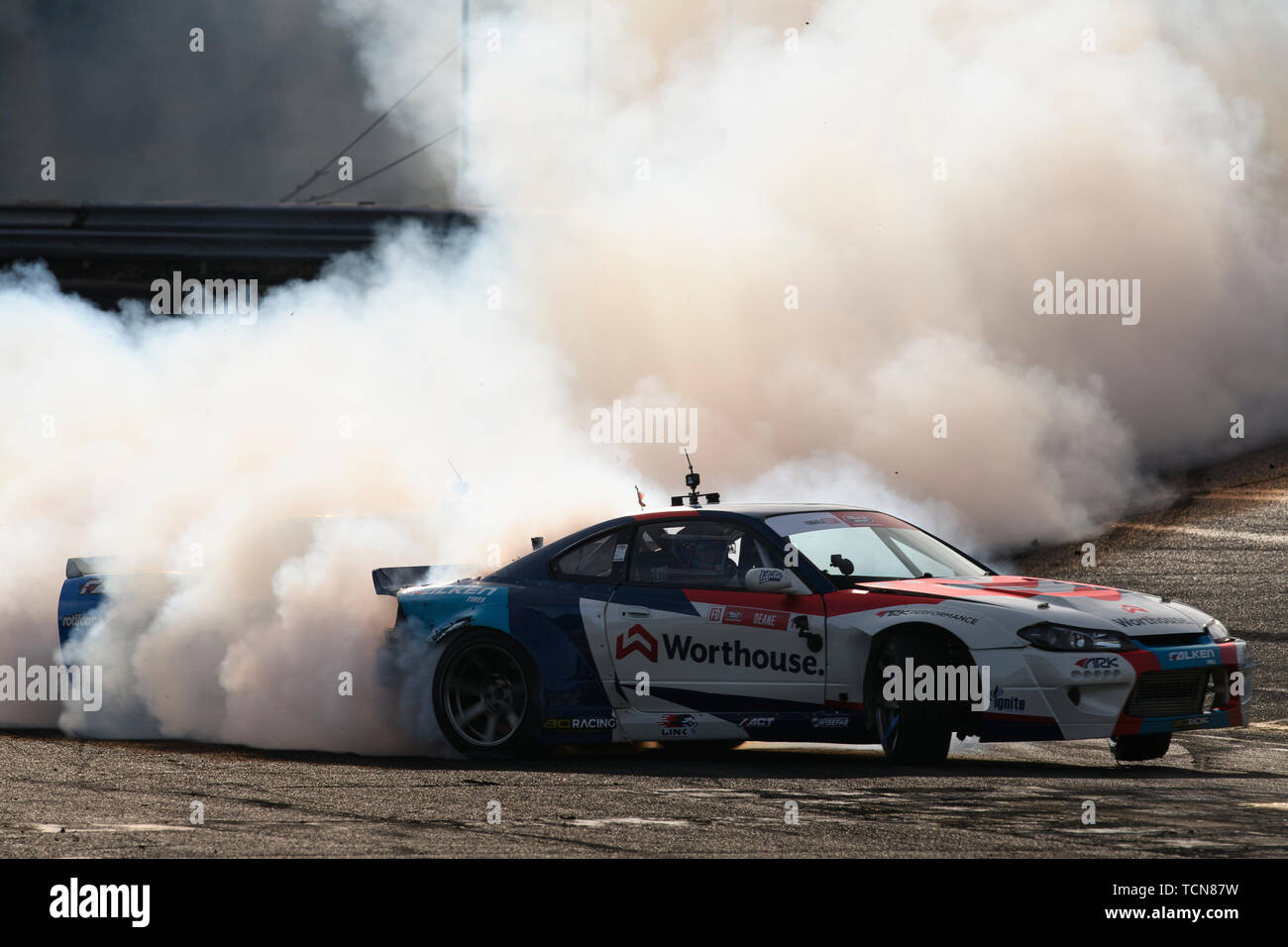 Parete Township, New Jersey, USA. Il giorno 08 Giugno, 2019. James Deane nella sua 2002 Nissan Silvia S15 solleva un pneumatico durante il Round 4: Anticipo Ricambi Auto sfida presentata dalla magia nera del 2019 Formula DRIFT Black Magic PRO campionato in corrispondenza della parete Speedway nella parete Township, New Jersey . Credito: csm/Alamy Live News Foto Stock