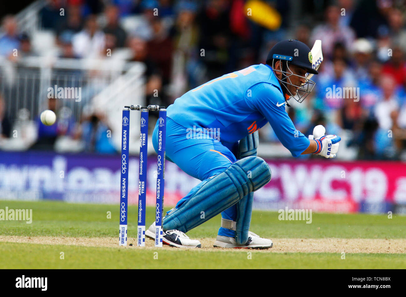 Londra, Regno Unito. 09 Giugno, 2019. Londra, Inghilterra. 09 giugno: MS Dhoni dell India durante la ICC Cricket World Cup fra India e Australia al ovale Stadium il 09 giugno 2019 a Londra, Inghilterra. Credit: Azione Foto Sport/Alamy Live News Foto Stock