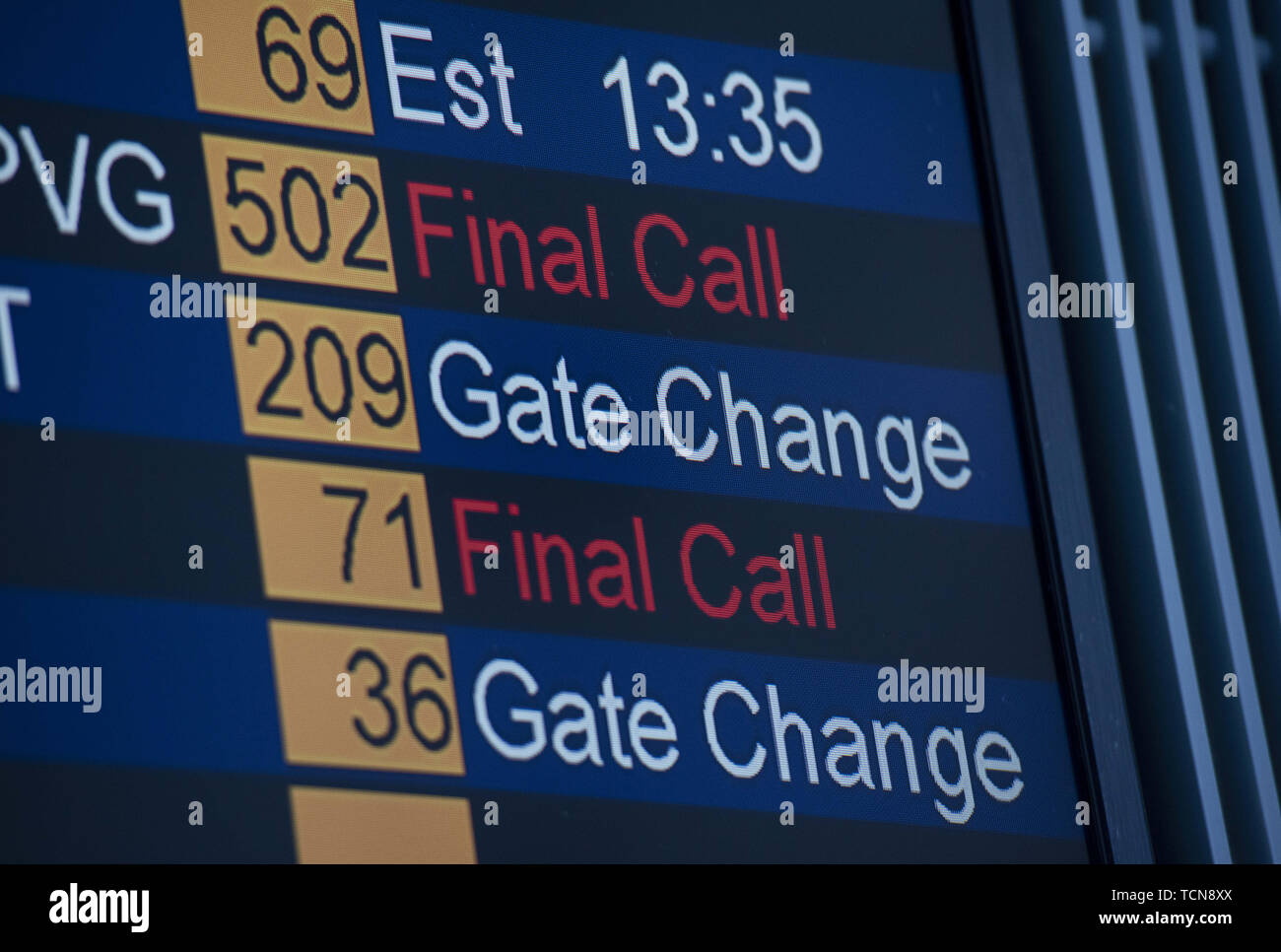 Barcellona, Hong Kong. Xvii Feb, 2019. Uno schermo di informazione visualizza l'ultima chiamata e gate change annunci di numerosi voli presso l'Aeroporto Internazionale di Hong Kong in pista. Credito: Miguel Candela/SOPA Immagini/ZUMA filo/Alamy Live News Foto Stock