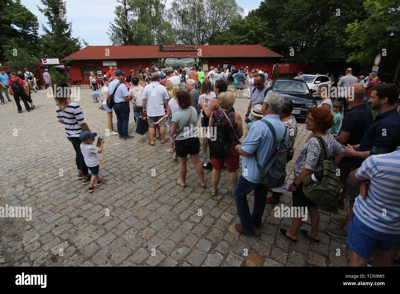 Thale, Germania. 09 Giugno, 2019. Linea di visitatori fino al box office prima della premiere della famiglia musical 'Peter Pan' durante il festival estivo di Harzer Bergtheater. Il Bergtheater in Thale offre molte produzioni di noti classici alle commedie moderno. Credito: Matthias Bein/dpa-Zentralbild/ZB/dpa/Alamy Live News Foto Stock