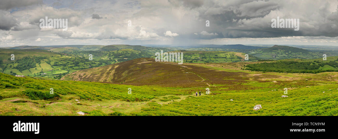 La Montagna Sugar Loaf, Brecon Beacons Abergavenny Wales UK 9 Giugno 2019. Un panorama del panorama dalla vetta della montagna Sugar Loaf mostra il mix di sole e showery meteo. Il showery e dello scambiatore di calore è meteo Previsioni meteo per continuare attraverso il Regno Unito questa settimana. Credito: Julian Eales/Alamy Live News Foto Stock