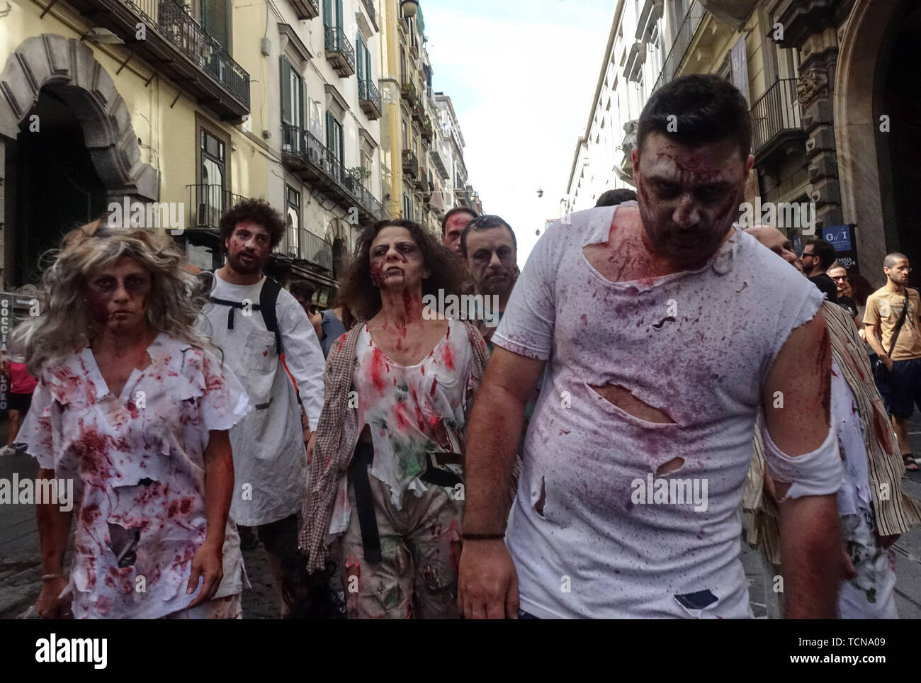 Napoli, Italia.09a giugno, 2019. Mostra di zombie a piedi nel centro di Napoli, il fashion show organizzato per visualizzare l'anteprima di "Napoli orrore Festival' che si terrà dal 13 al 15 settembre a Bagnoli. 0806/2019, Napoli, Italia Credit: Indipendente Photo Agency Srl/Alamy Live News Foto Stock