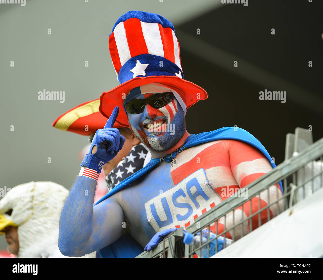 Cincinnati, OH, Stati Uniti d'America. 09 Giugno, 2019. Un energico ventola durante la International uomini partita di calcio tra Stati Uniti e Venezuela, al Nippert Stadium di Cincinnati, OH. Kevin Langley/Sports South Media/CSM/Alamy Live News Foto Stock