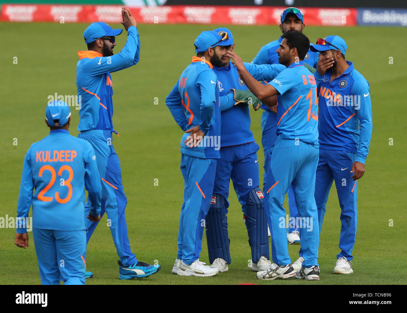 Londra, Regno Unito. 09 Giugno, 2019. Bhuvneshwar Kumar dell India celebra tenendo il paletto di Marcus Stoinis dell Australia durante la ICC Cricket World Cup match tra India e Australia, a Kia ovale, Londra. Credito: Cal Sport Media/Alamy Live News Foto Stock