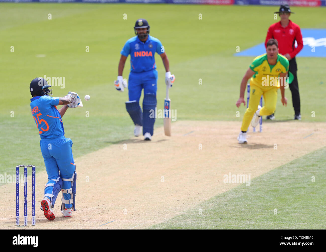 Londra, Regno Unito. 09 Giugno, 2019. Shikhar Dhawan dell India colpisce la palla quattro corre off il bowling di Marcus Stoinis dell Australia durante la ICC Cricket World Cup match tra India e Australia, a Kia ovale, Londra. Credito: Cal Sport Media/Alamy Live News Foto Stock