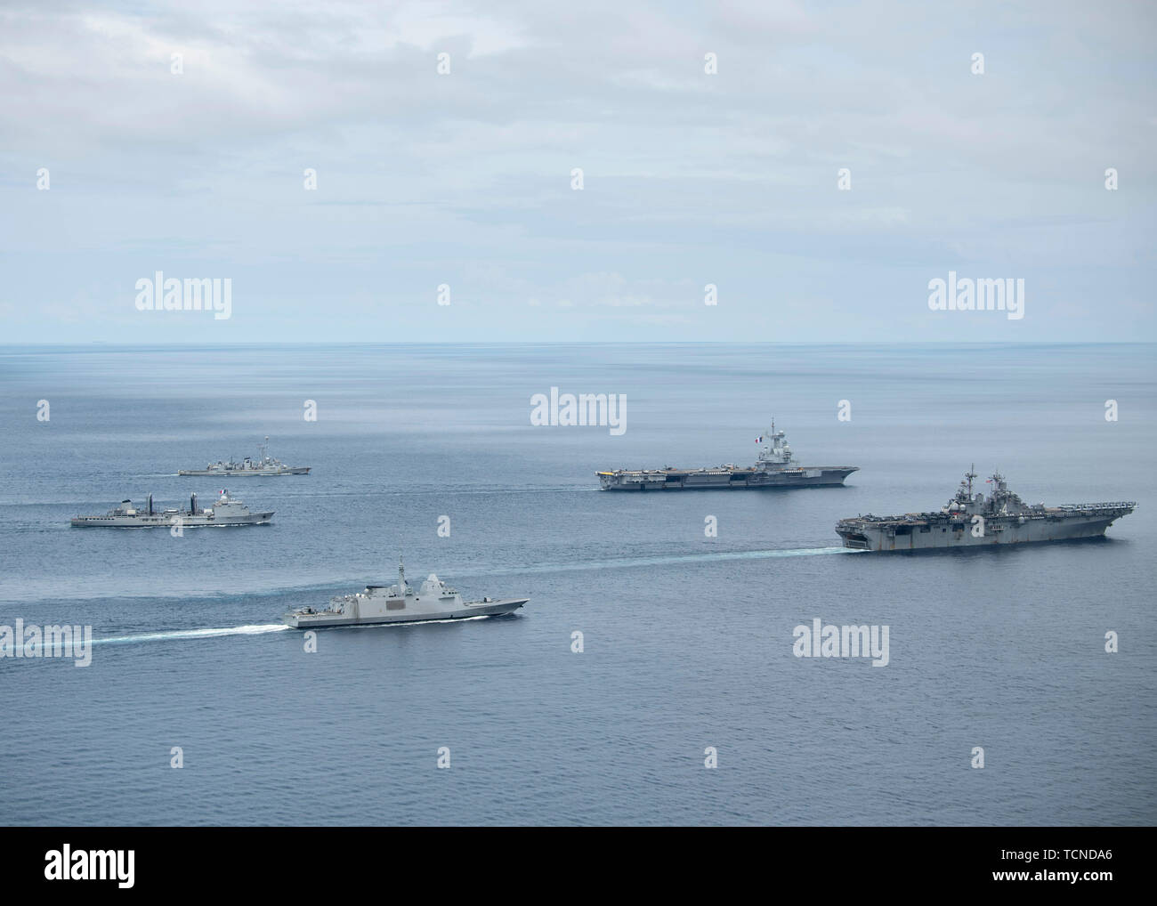 190607-N-PM193-1243 Mare delle Andamane (7 giugno 2019) Amphibious Assault nave USS Boxer (LHD 4) transita il Mare delle Andamane con portaerei francese FS Charles de Gaulle (R 91), anti-sommergibile cacciatorpediniere FS Treville Latouche (D 646), anti-sommergibile frigate FS Provence (D 652) e in corso il rifornimento tanker FS Marne (A 630) durante un esercizio di foto. Il Boxer anfibio gruppo pronto (ARG) e undicesimo Marine Expeditionary Unit (MEU) sono distribuiti negli Stati Uniti 7 flotta area di operazioni a sostegno della stabilità regionale, rassicurare i partner e alleati, e di rispondere a qualsiasi crisi compresa tra assistenza umanitaria Foto Stock