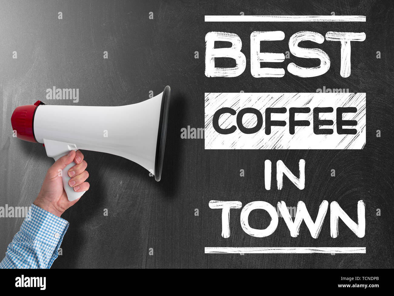 Mano azienda megafono o bullhorn contro la lavagna con testo migliori caffè della città Foto Stock