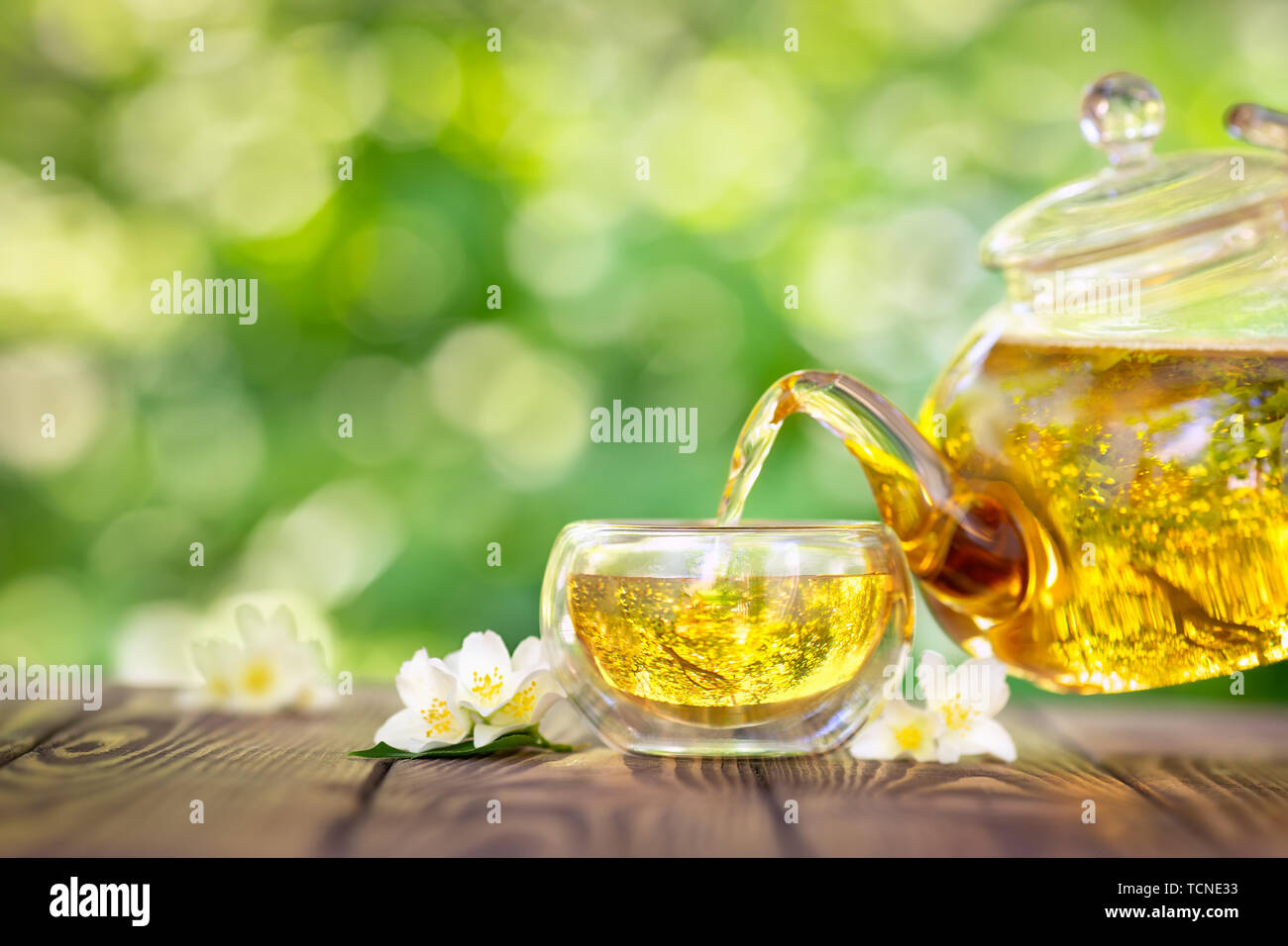 Teiera e tazza di tè al gelsomino Foto Stock