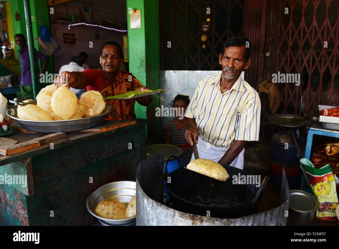 La cottura di fritte puri pane. Foto Stock