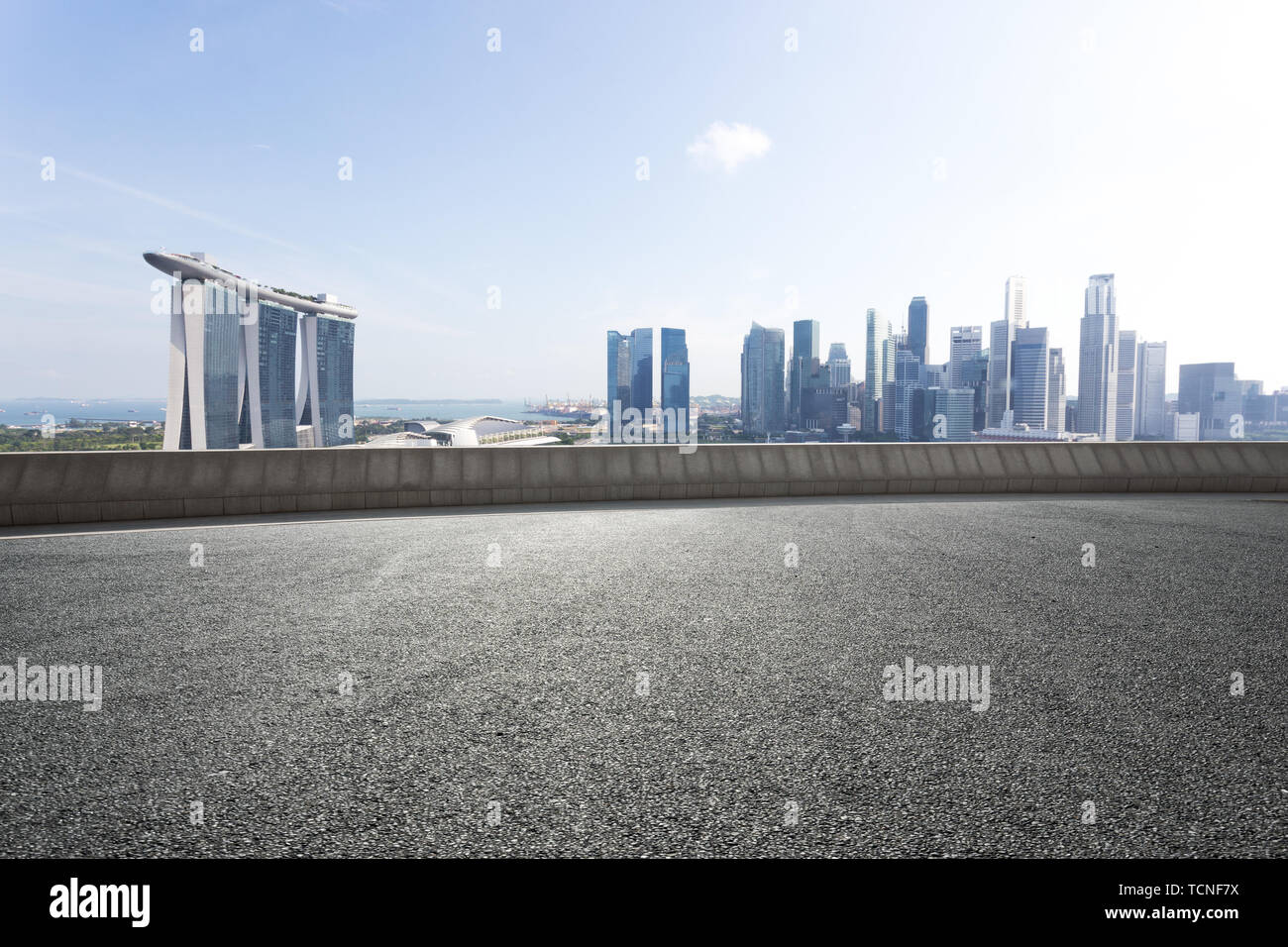 Sky city Edifici Edifici e non dello skyline di una città turistica moderna in stile business città riflessione aspetto river city center pontile in acciaio e ponte struttura esterna Foto Stock