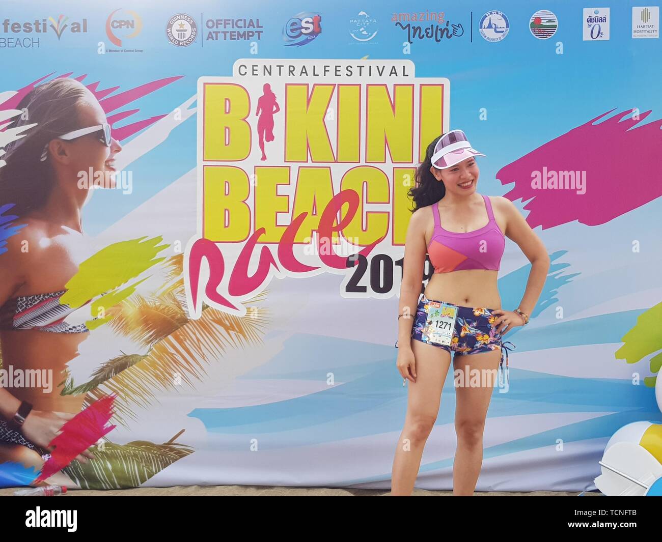 PATTAYA, Tailandia - 8 giugno 2019: una parte dei runner scatta foto a sfondo, partecipante di Pattaya Bikini eseguire 2019 in Pattaya Thailandia su giugno 8, 2019 Foto Stock