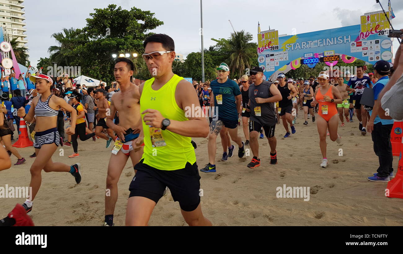 PATTAYA, Tailandia - 8 giugno 2019: una parte dei runner , partecipante di Pattaya Bikini eseguire 2019 in Pattaya Thailandia su giugno 8, 2019 Foto Stock