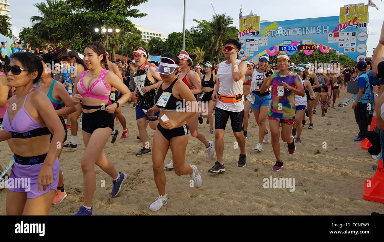 PATTAYA, Tailandia - 8 giugno 2019: una parte dei runner , partecipante di Pattaya Bikini eseguire 2019 in Pattaya Thailandia su giugno 8, 2019 Foto Stock