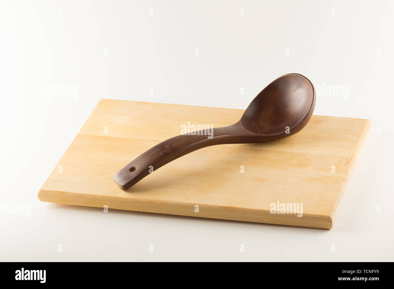 Grande cucchiaio di legno di colore marrone per la marmellata Foto Stock
