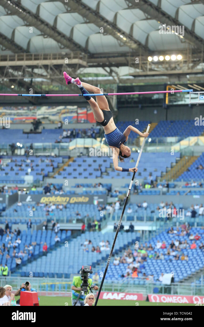 Roma, Italia - Jun 06: Ling Li di Cina compete in donne caso Pole Vault durante la IAAF Diamond League 2019 Golden Gala Pietro Mennea a Roma Foto Stock