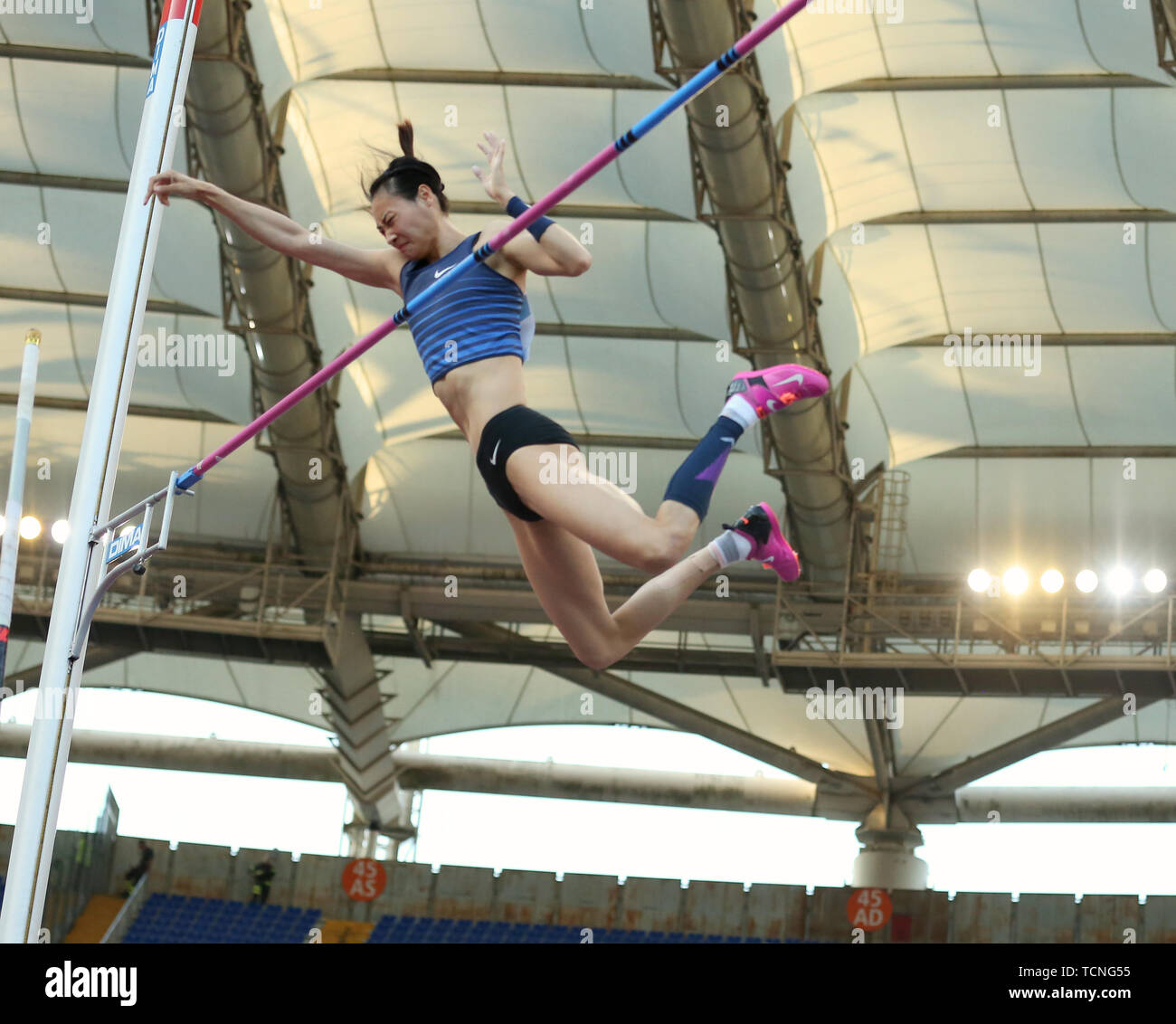 Roma, Italia - Jun 06: Ling Li di Cina compete in donne caso Pole Vault durante la IAAF Diamond League 2019 Golden Gala Pietro Mennea a Roma Foto Stock