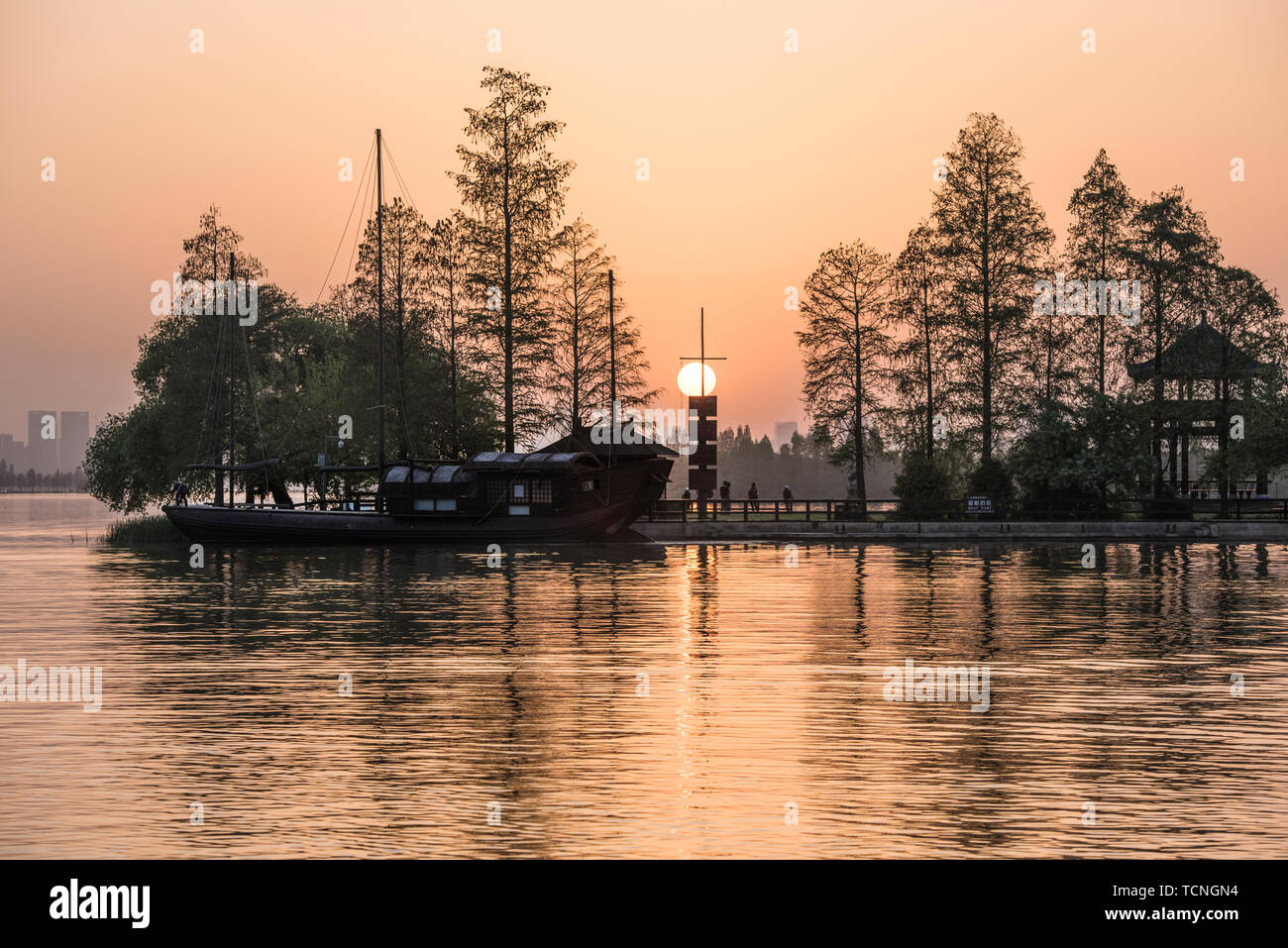 Un round del tramonto appena sopra Luzhou Gudu, proprio come il tramonto ritorno a vela! Foto Stock