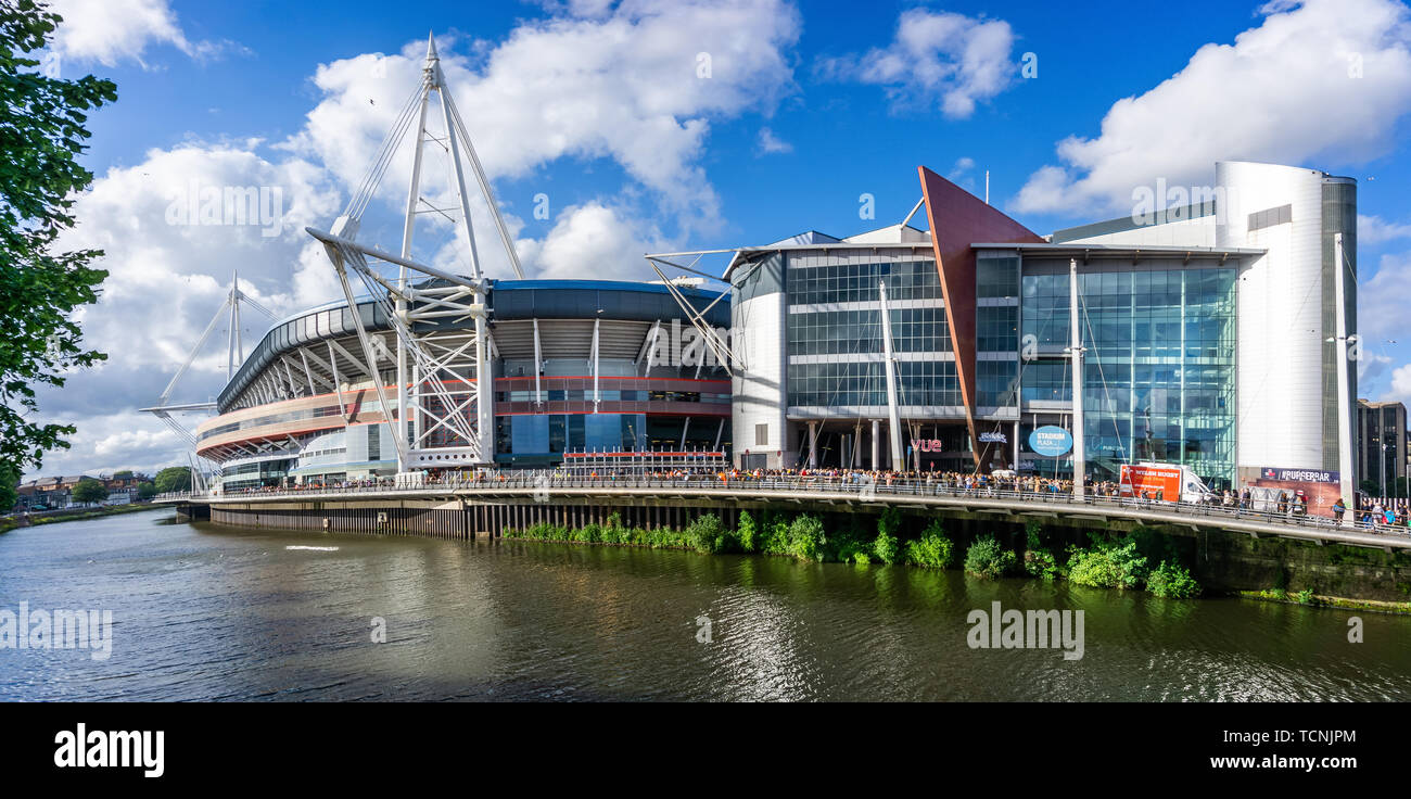Il Principato o Millennium Stadium dalla riva a ovest del fiume Taff, a Cardiff, nel Galles, nel Regno Unito il 8 giugno 2019 Foto Stock