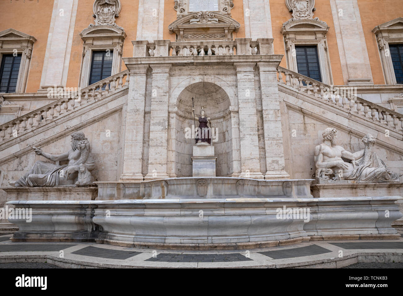 Roma, Italia - 23 Giugno 2018: Vista della facciata con la scultura del Palazzo dei Senatori (Palazzo Senatorio) sulla piazza del Campidoglio Foto Stock