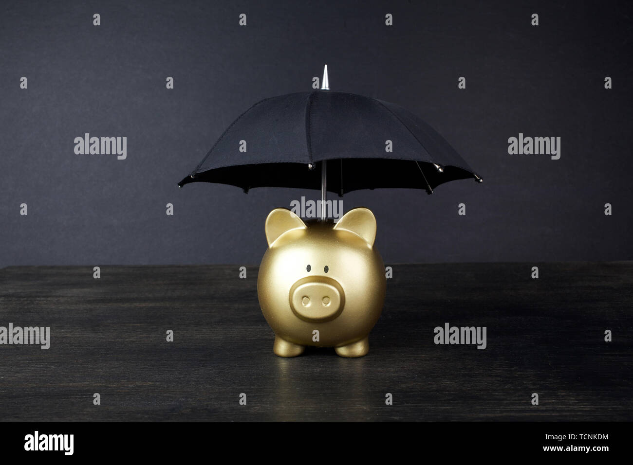 Oro salvadanaio con il concetto di ombrello per finanziare l'assicurazione, protezione, investimento sicuro Foto Stock