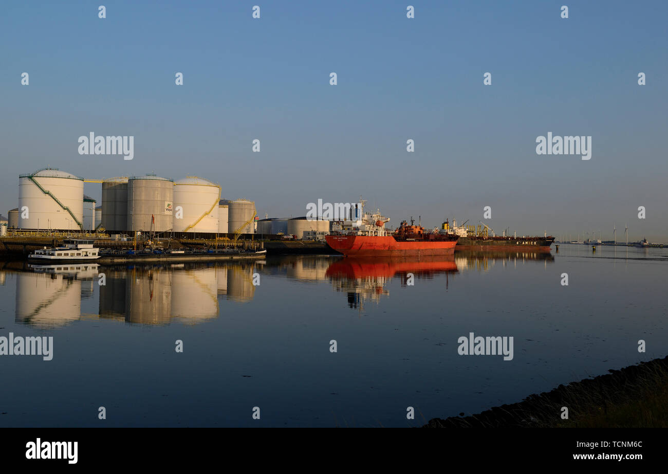 Porto di Rotterdam, Paesi Bassi - 2018.07.24: Prodotti petroliera/chimichiera chem amsterdam (IMO n. 964038) ormeggiato a serbatoio vopak terminal europoort/ Foto Stock