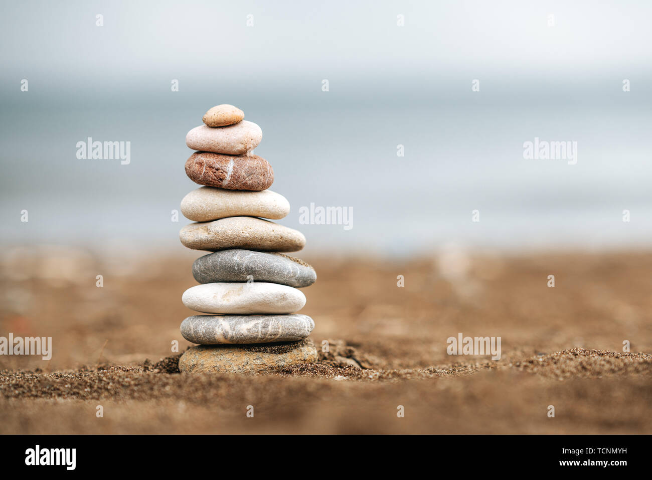 Pila di pietra sulla sabbia. Equilibrio e il concetto di stabilità con pietre Foto Stock