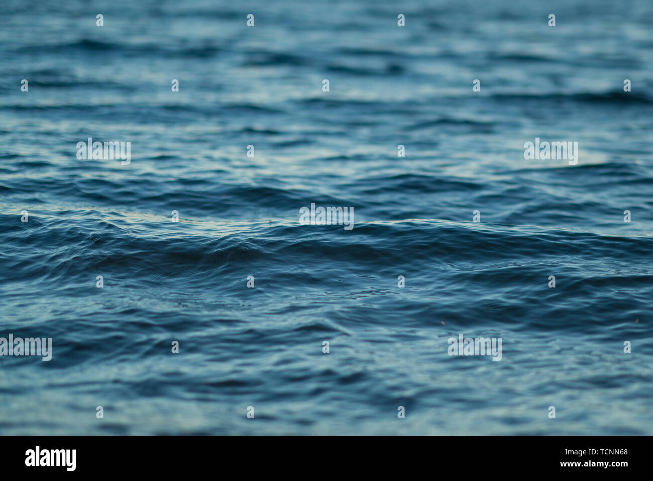 Primo piano della superficie ondulata blu oceano acqua di mare. Abstract Texture di sfondo Foto Stock