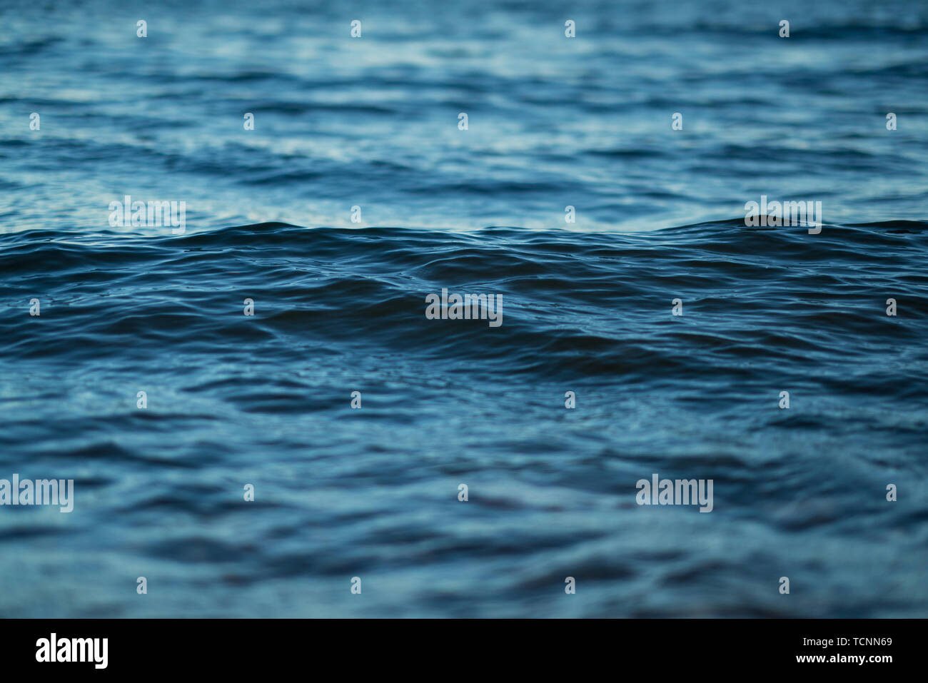Primo piano della superficie ondulata blu oceano acqua di mare. Abstract Texture di sfondo Foto Stock
