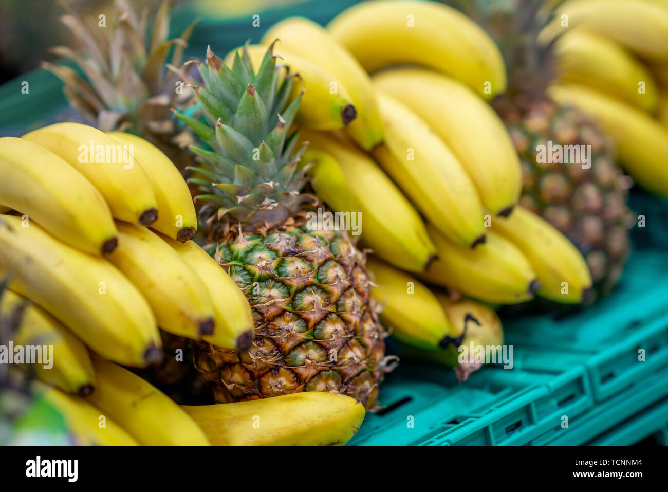 Frutta fresca nel mercato.sani frutti di banane e ananas nel negozio di generi alimentari Foto Stock