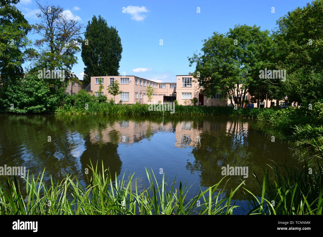 Vista sul lago per gli edifici e le malghe a Bletchley Park, Milton Keynes, Buckinghamshire, UK. Ora essi ospitare mostre. Foto Stock