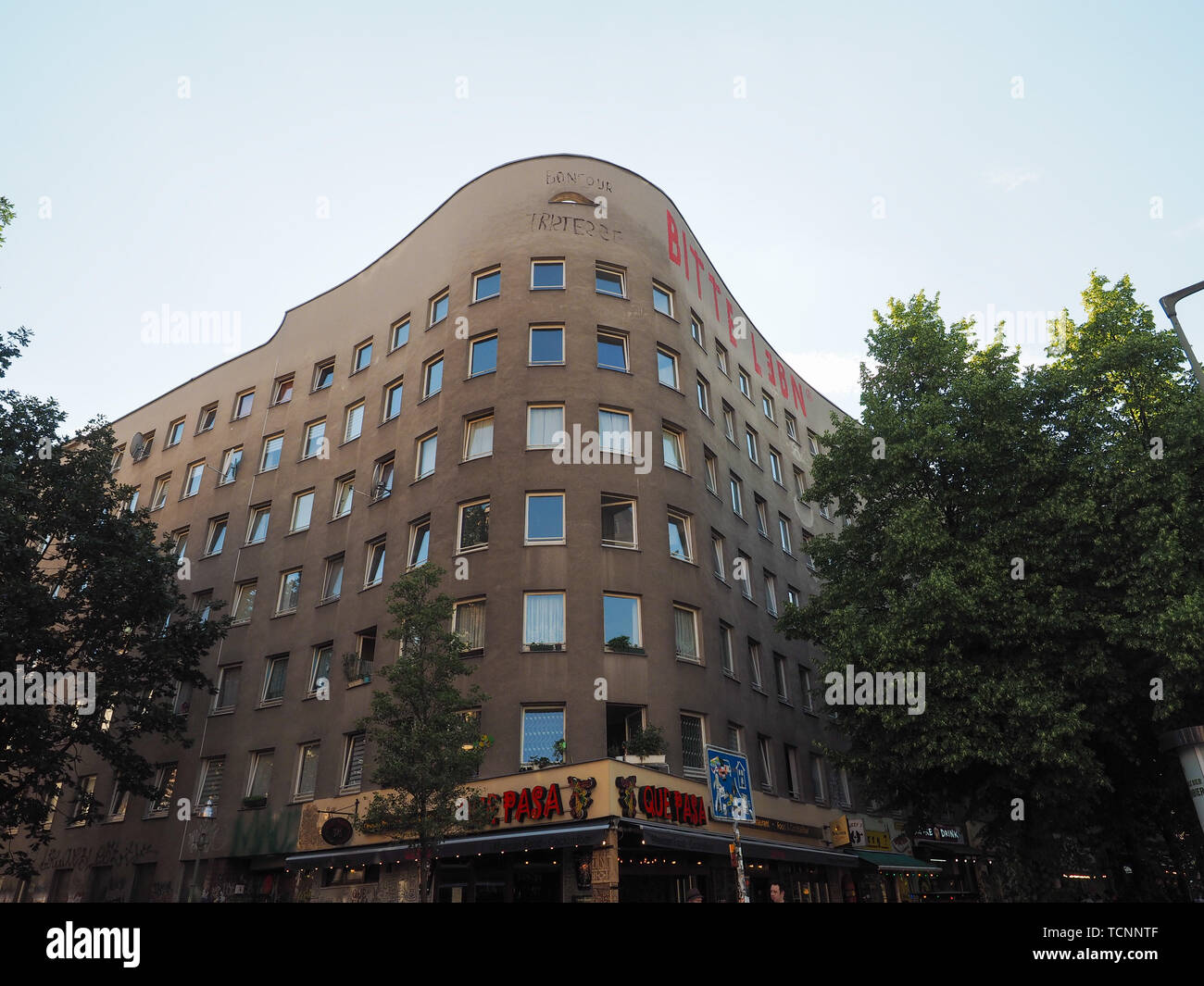 Berlino, Germania - circa giugno 2019: Bonjour Tristesse (significato Buongiorno Tristezza) casa da architetto Alvaro Siza. Bitte lebn significa si prega di vivere Foto Stock
