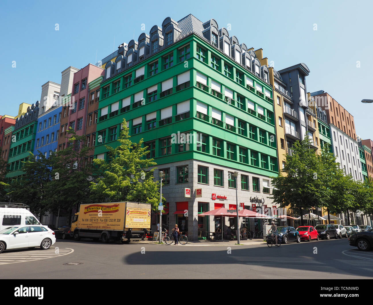 Berlino, Germania - circa giugno 2019: Quartier Schuetzenstrasse edificio residenziale progettato dall architetto italiano Aldo Rossi Foto Stock