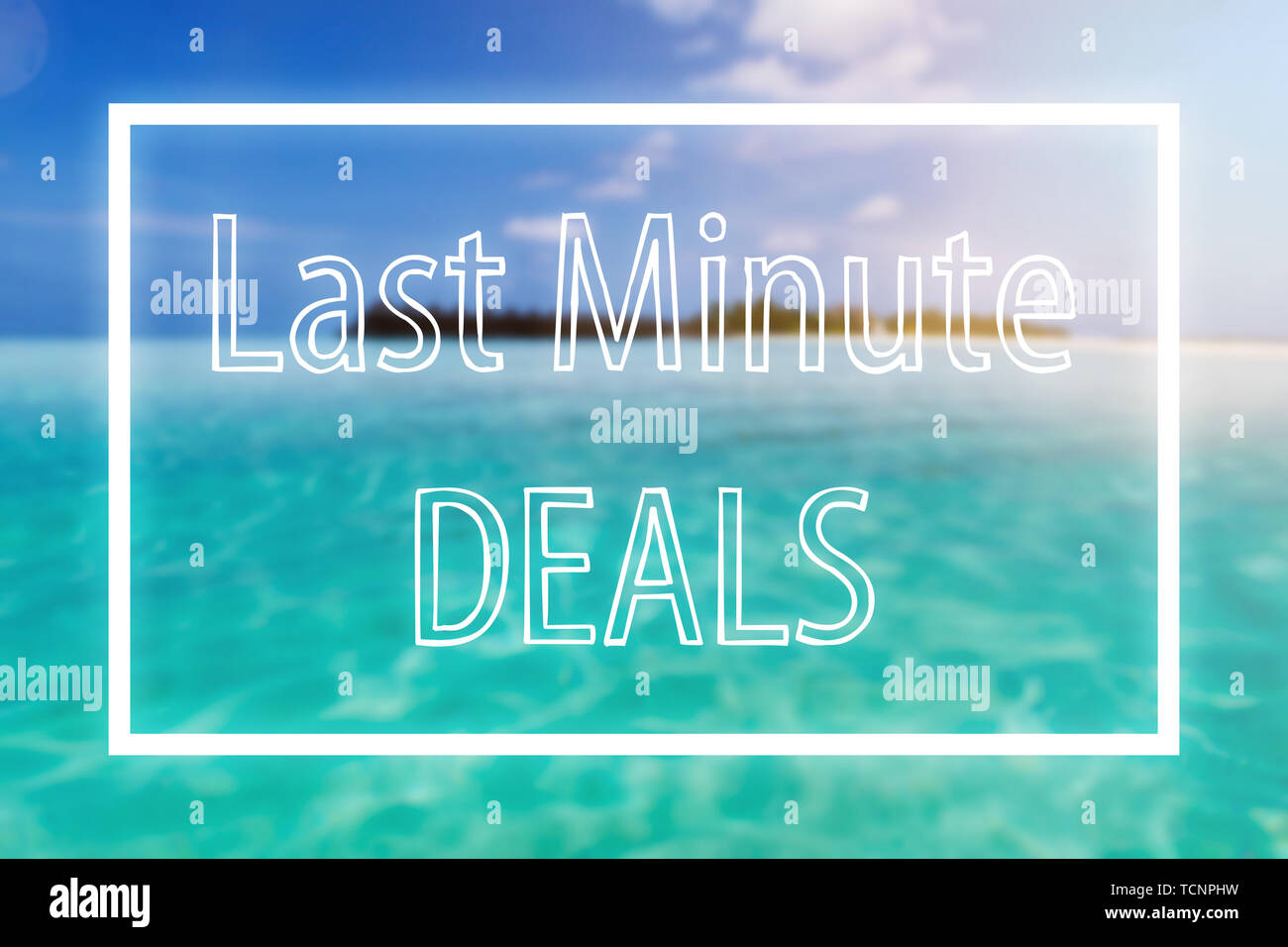 Testo in cornice OFFERTE LAST MINUTE contro sfocata isola tropicale e Mare turquiose Foto Stock