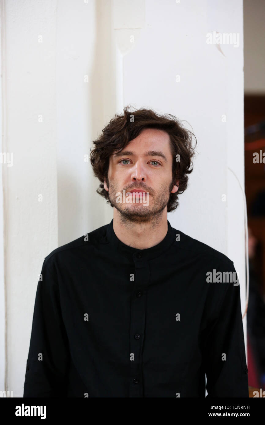 Attore Alexander Vlahos, dalla BBC mostra Versailles e il dramma della BBC Merlin. Nella foto riprese a Bognor Regis, West Sussex, Regno Unito. Foto Stock