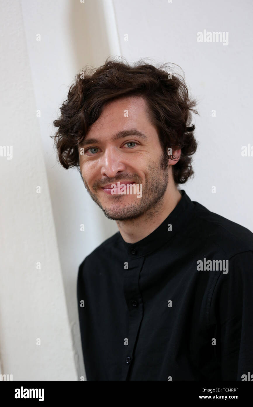 Attore Alexander Vlahos, dalla BBC mostra Versailles e il dramma della BBC Merlin. Nella foto riprese a Bognor Regis, West Sussex, Regno Unito. Foto Stock
