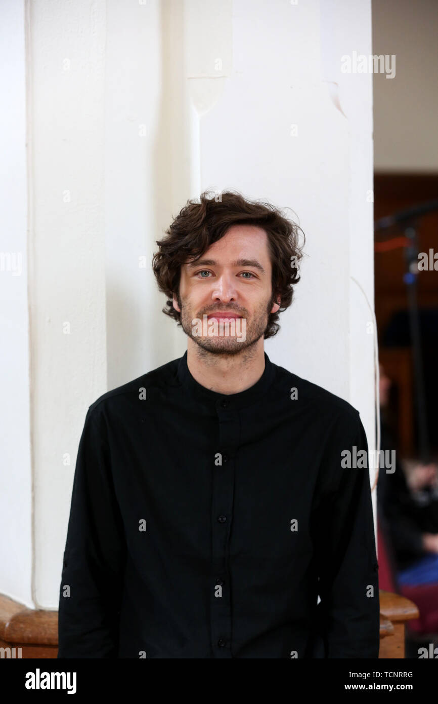Attore Alexander Vlahos, dalla BBC mostra Versailles e il dramma della BBC Merlin. Nella foto riprese a Bognor Regis, West Sussex, Regno Unito. Foto Stock