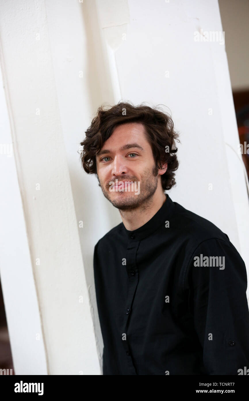 Attore Alexander Vlahos, dalla BBC mostra Versailles e il dramma della BBC Merlin. Nella foto riprese a Bognor Regis, West Sussex, Regno Unito. Foto Stock