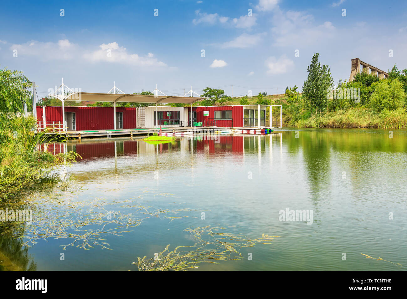 Contenitore le camere del resort sul lago Foto Stock