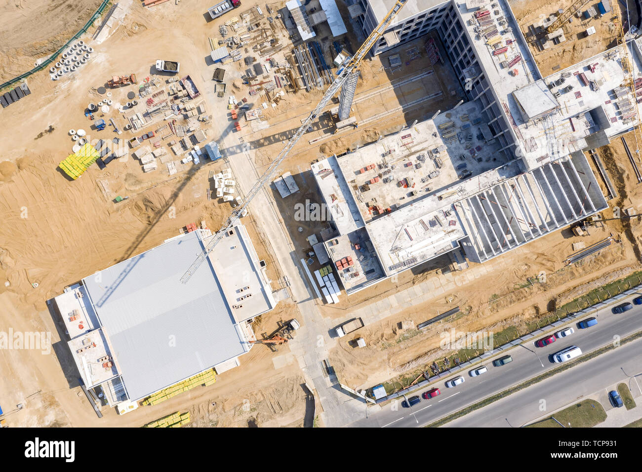 Costruzione civile. gru a torre e la costruzione di apparecchiature al sito in costruzione. drone immagine. Foto Stock